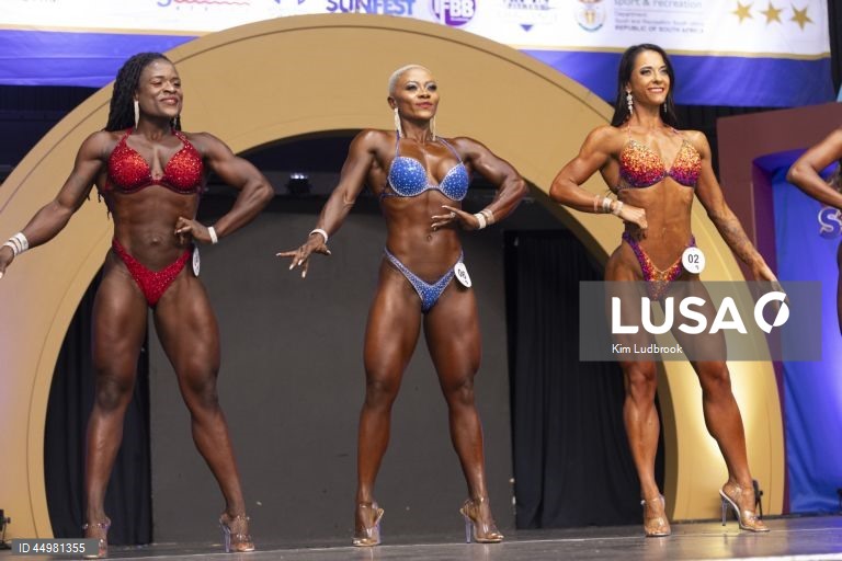 Concorrentes actuam no palco do Sunfest Africa Bodybuilding Championships, realizado em Pretória, África do Sul. No evento anual, os culturistas reúnem-se no Heartfelt Stadium para competir em várias categorias da sua disciplina.