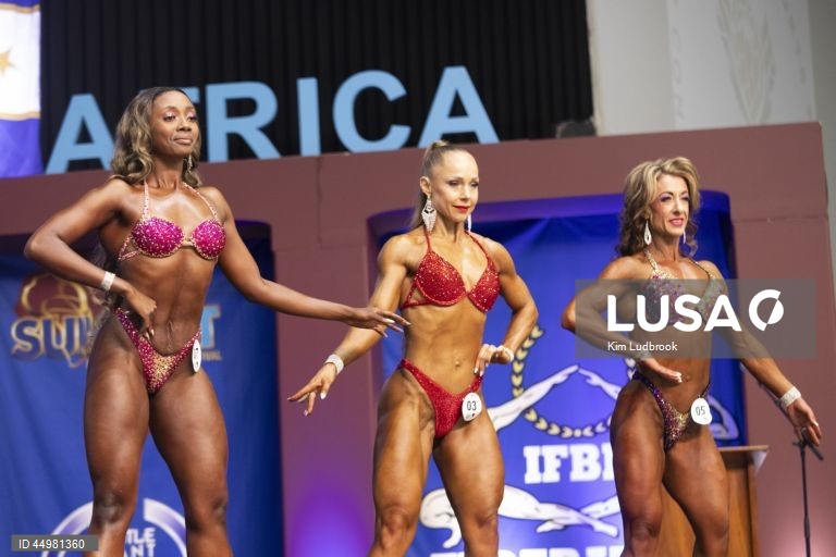 Concorrentes actuam no palco do Sunfest Africa Bodybuilding Championships, realizado em Pretória, África do Sul. No evento anual, os culturistas reúnem-se no Heartfelt Stadium para competir em várias categorias da sua disciplina.