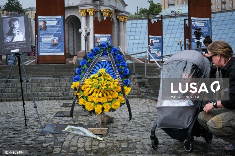 Cerimónia em honra do voluntário britânico Christopher Lee Garrett na Praça da Independência em Kiev, Ucrânia, no meio da invasão russa em curso. Chris Garrett (40), um perito britânico em ajuda humanitária e desminagem que, desde 2014, trabalhava na desminagem e na formação de tropas ucranianas e que foi cofundador de uma instituição de caridade humanitária e de desminagem chamada “Prevail Together”, morreu numa explosão perto da cidade ucraniana de Izium, na região de Kharkiv.