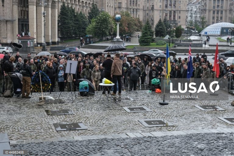 Cerimónia em honra do voluntário britânico Christopher Lee Garrett na Praça da Independência em Kiev, Ucrânia, no meio da invasão russa em curso. Chris Garrett (40), um perito britânico em ajuda humanitária e desminagem que, desde 2014, trabalhava na desminagem e na formação de tropas ucranianas e que foi cofundador de uma instituição de caridade humanitária e de desminagem chamada “Prevail Together”, morreu numa explosão perto da cidade ucraniana de Izium, na região de Kharkiv.
