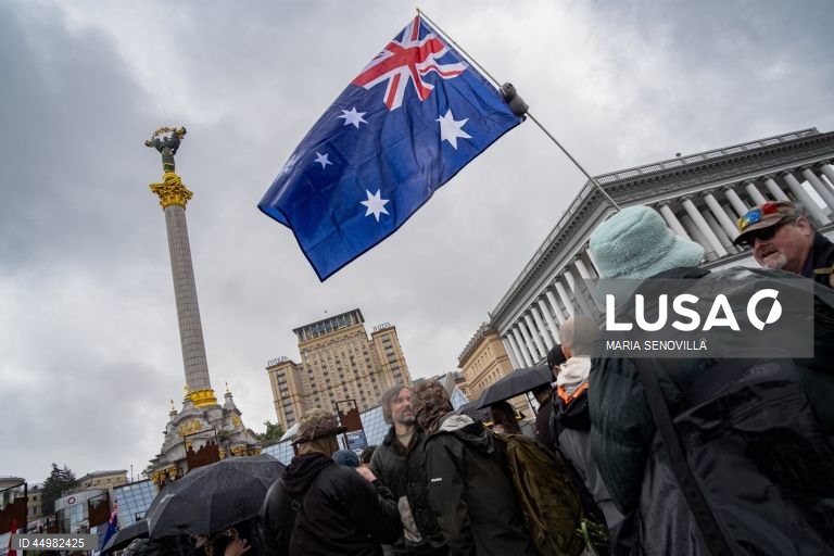 Cerimónia em honra do voluntário britânico Christopher Lee Garrett na Praça da Independência em Kiev, Ucrânia, no meio da invasão russa em curso. Chris Garrett (40), um perito britânico em ajuda humanitária e desminagem que, desde 2014, trabalhava na desminagem e na formação de tropas ucranianas e que foi cofundador de uma instituição de caridade humanitária e de desminagem chamada “Prevail Together”, morreu numa explosão perto da cidade ucraniana de Izium, na região de Kharkiv.