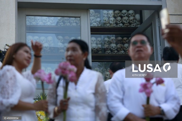 Camboja: Dia Nacional da Memória, dedicado às vítimas do Regime Khmer Vermelho 