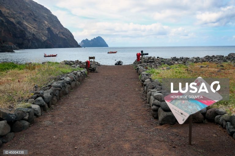 Visita à Reserva Natural das Ilhas Desertas, por ocasião do seu 35º aniversário, Madeira, 20 de maio de 2025. A Reserva Natural das Ilhas Desertas, com uma área total de 12.586 hectares, é delimitada pela batimétrica dos 100 metros e inclui todas as ilhas e ilhéus. As Ilhas Desertas compreendem três ilhas: Ilhéu Chão, Deserta Grande e Bugio. HOMEM DE GOUVEIA/LUSA