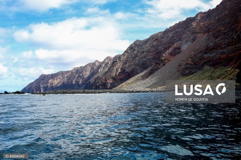 Visita à Reserva das Ilhas Desertas, por ocasião do seu 35º aniversário, Madeira, 20 de maio de 2025. A Reserva Natural das Ilhas Desertas, com uma área total de 12.586 hectares, é delimitada pela batimétrica dos 100 metros e inclui todas as ilhas e ilhéus. As Ilhas Desertas compreendem três ilhas: Ilhéu Chão, Deserta Grande e Bugio. HOMEM DE GOUVEIA/LUSA