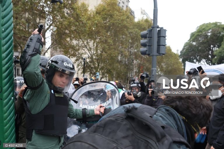 Argentina: Confrontos durante protesto de reformados em frente ao Congresso
