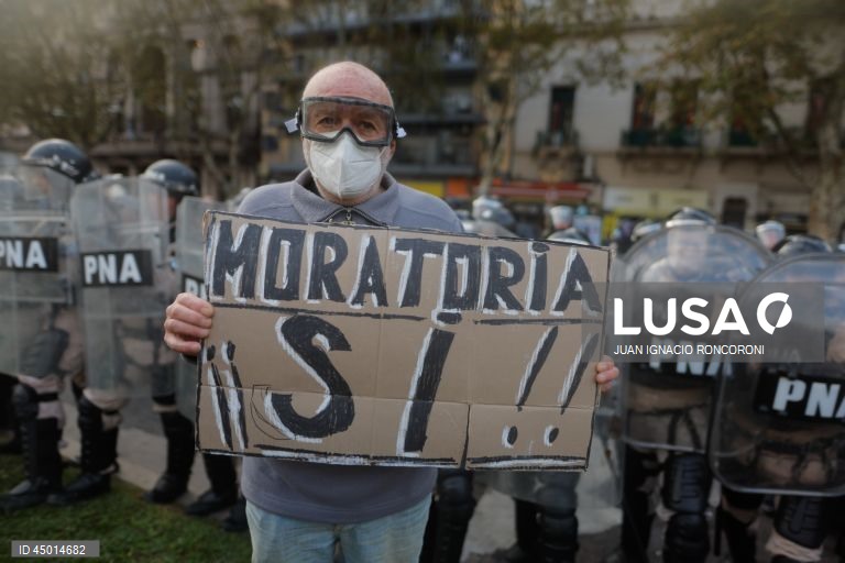 Argentina: Confrontos durante protesto de reformados em frente ao Congresso