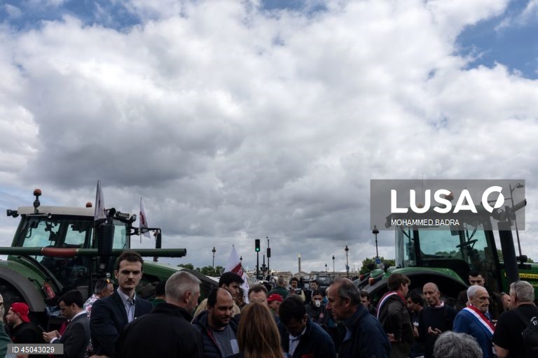 França: Agricultores protestam em Paris