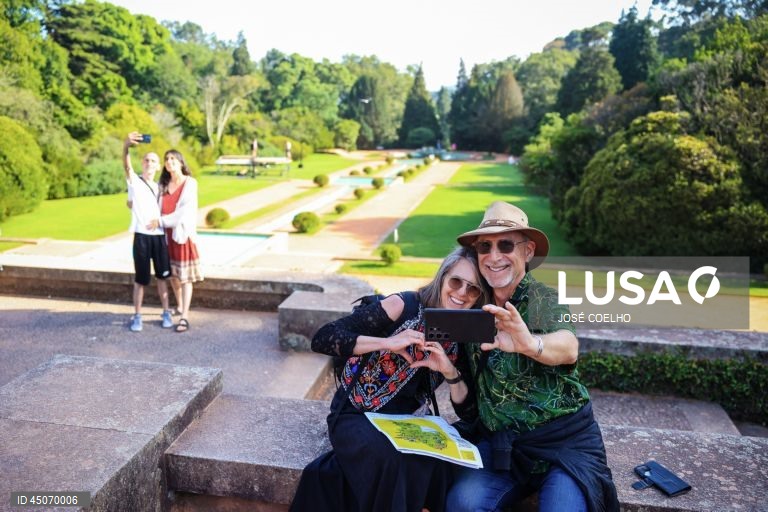 Visitantes do Serralves em Festa 2025, nos jardins do Muses de Serralves, no Porto, 30 de maio de 2025. JOSÉ COELHO/LUSA