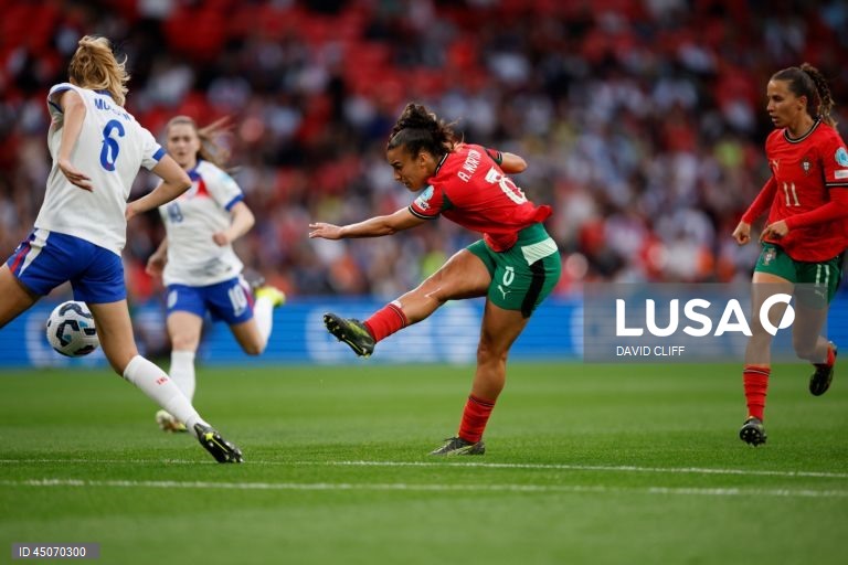 A seleção portuguesa feminina de futebol somou hoje a terceira derrota seguida na Liga das Nações, por culpa da entrada péssima em Wembley, diante da campeã europeia Inglaterra (6-0), que fez o que quis das portuguesas.