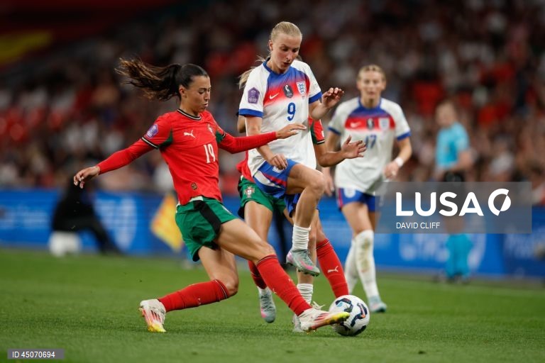 A seleção portuguesa feminina de futebol somou hoje a terceira derrota seguida na Liga das Nações, por culpa da entrada péssima em Wembley, diante da campeã europeia Inglaterra (6-0), que fez o que quis das portuguesas.