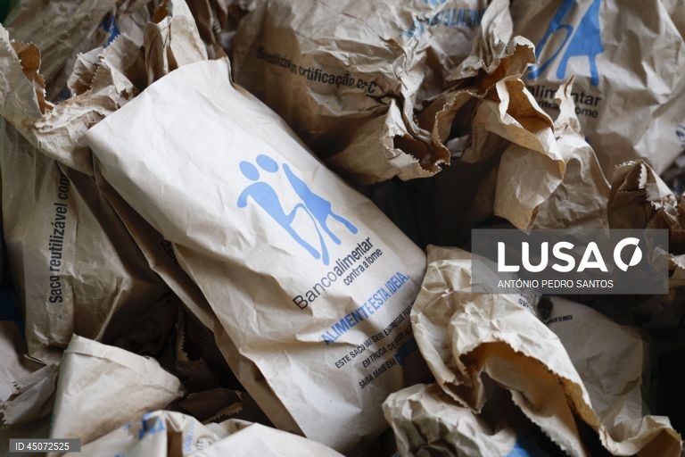 Bens alimentares chegam às instalações do Banco Alimentar Contra a Fome, em Lisboa, 31 de maio de 2025. Com o mote “A sua ajuda tem um nome: o nome de quem a vai receber”, a campanha apela ao contributo de todos os portugueses, que vão poder doar alimentos em mais de 2.000 superfícies comerciais espalhadas por todo o país. ANTÓNIO PEDRO SANTOS/LUSA