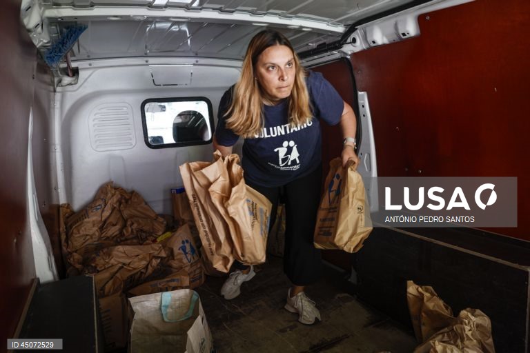 Uma voluntária ajuda a descarregar uma carrinha durante o início da campanha do Banco Alimentar Contra a Fome, em Lisboa, 31 de maio de 2025. Com o mote “A sua ajuda tem um nome: o nome de quem a vai receber”, a campanha apela ao contributo de todos os portugueses, que vão poder doar alimentos em mais de 2.000 superfícies comerciais espalhadas por todo o país. ANTÓNIO PEDRO SANTOS/LUSA