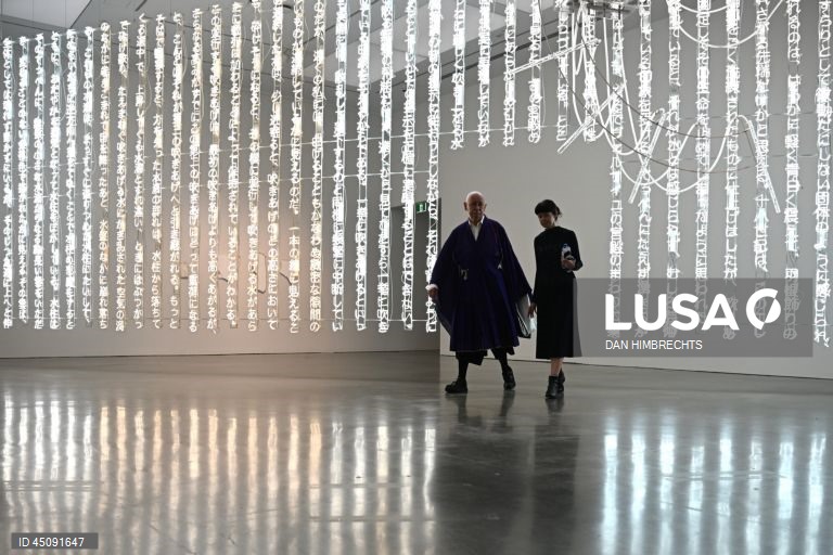 Austrália: Exposição de Cerith Wyn Evans no Museu de Arte Contemporânea em Sidnei