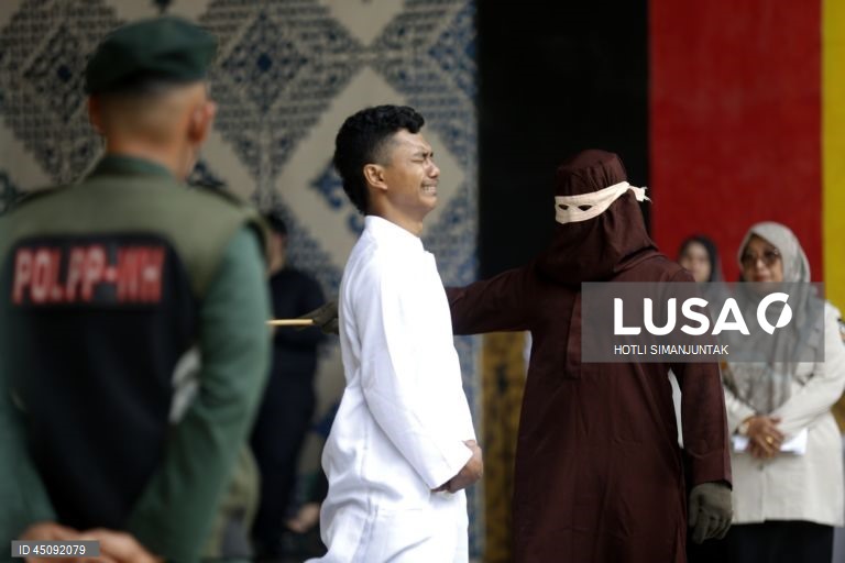 Indonésia: Aplicação da Lei da Sharia com punição por chicotadas em Banda Aceh