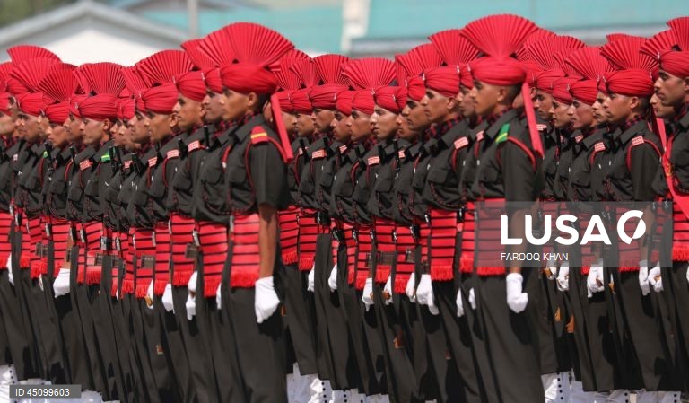 Novos recrutas do Regimento de Infantaria Ligeira de Jammu e Caxemira (JKLIR) marcham enquanto participam no desfile de passagem de testemunho numa base do exército nos arredores de Srinagar, a capital de verão da Caxemira indiana. Um total de 326 jovens de Jammu e Caxemira foram formalmente admitidos no JKLIR após onze meses de formação rigorosa. 