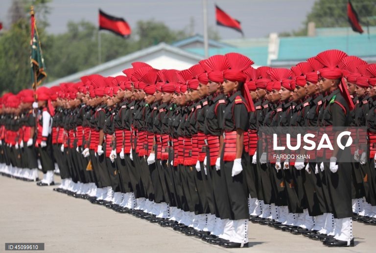 Novos recrutas do Regimento de Infantaria Ligeira de Jammu e Caxemira (JKLIR) marcham enquanto participam no desfile de passagem de testemunho numa base do exército nos arredores de Srinagar, a capital de verão da Caxemira indiana. Um total de 326 jovens de Jammu e Caxemira foram formalmente admitidos no JKLIR após onze meses de formação rigorosa. 
