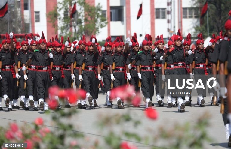 Novos recrutas do Regimento de Infantaria Ligeira de Jammu e Caxemira (JKLIR) marcham enquanto participam no desfile de passagem de testemunho numa base do exército nos arredores de Srinagar, a capital de verão da Caxemira indiana. Um total de 326 jovens de Jammu e Caxemira foram formalmente admitidos no JKLIR após onze meses de formação rigorosa. 