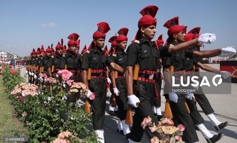 Novos recrutas do Regimento de Infantaria Ligeira de Jammu e Caxemira (JKLIR) marcham enquanto participam no desfile de passagem de testemunho numa base do exército nos arredores de Srinagar, a capital de verão da Caxemira indiana. Um total de 326 jovens de Jammu e Caxemira foram formalmente admitidos no JKLIR após onze meses de formação rigorosa. 