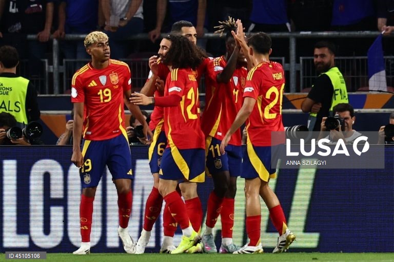A detentora do título Espanha qualificou-se hoje para a final da quarta edição da Liga das Nações em futebol, marcando encontro para domingo com Portugal, ao vencer a França por 5-4, na segunda meia-final, em Estugarda, Alemanha.