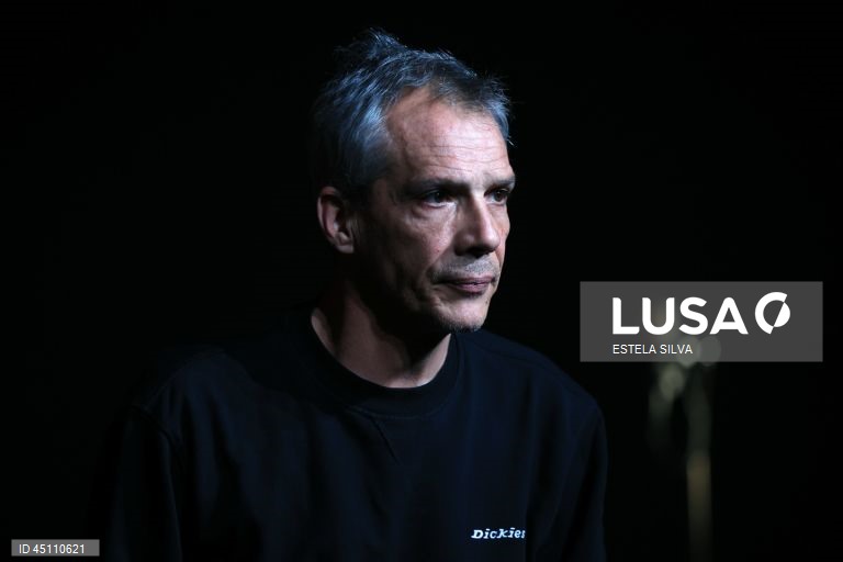 O encenador e ator Nuno Cardoso durante o ensaio de imprensa da peça “Babel”, no Teatro Carlos Alberto, no Porto, 06 de junho de 2025. A nova produção própria do Teatro Nacional São João parte do texto de Camões para refletir sobre a identidade portuguesa nos dias de hoje e estreia dia 10 de junho. ESTELA SILVA/LUSA
