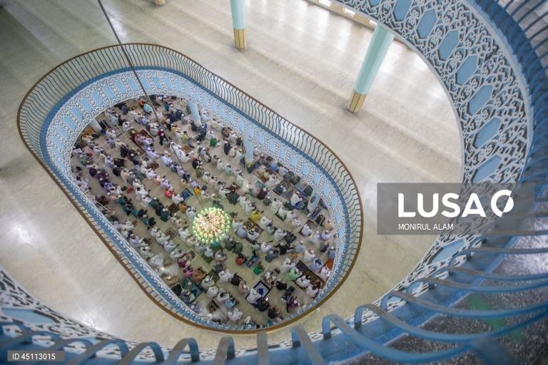 Muçulmanos do Bangladesh rezam o Eid al-Adha na Mesquita Nacional Baitul Mukarram em Daca, Bangladesh. O Eid al-Adha é o mais sagrado dos dois feriados muçulmanos celebrados todos os anos e assinala a peregrinação anual dos muçulmanos (Hajj) a Meca, o local mais sagrado do Islão. Os muçulmanos abatem um animal em sacrifício e dividem a carne em três partes: uma para a família, outra para os amigos e familiares e outra para os pobres e necessitados.

