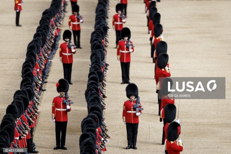 Regimentos da Divisão Doméstica do Exército Britânico participam na Revisão do Coronel, que é o ensaio final da cerimónia militar Trooping the Colour em Horse Guards Parade, em Londres, Grã-Bretanha. O Colonel's Review envolve mais de 1.000 soldados e quase 200 cavalos da Household Division, que realizam manobras de treino no campo de batalha enquanto passam por uma inspeção do Coronel da Coldstream Guards. 

