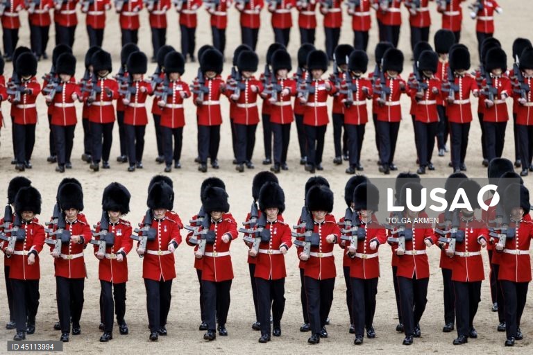 Regimentos da Divisão Doméstica do Exército Britânico participam na Revisão do Coronel, que é o ensaio final da cerimónia militar Trooping the Colour em Horse Guards Parade, em Londres, Grã-Bretanha. O Colonel's Review envolve mais de 1.000 soldados e quase 200 cavalos da Household Division, que realizam manobras de treino no campo de batalha enquanto passam por uma inspeção do Coronel da Coldstream Guards. 

