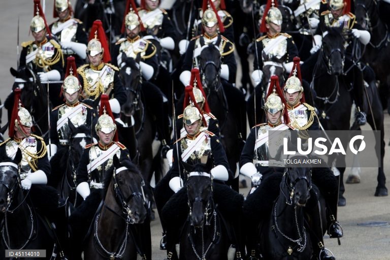 Regimentos da Divisão Doméstica do Exército Britânico participam na Revisão do Coronel, que é o ensaio final da cerimónia militar Trooping the Colour em Horse Guards Parade, em Londres, Grã-Bretanha. O Colonel's Review envolve mais de 1.000 soldados e quase 200 cavalos da Household Division, que realizam manobras de treino no campo de batalha enquanto passam por uma inspeção do Coronel da Coldstream Guards. 

