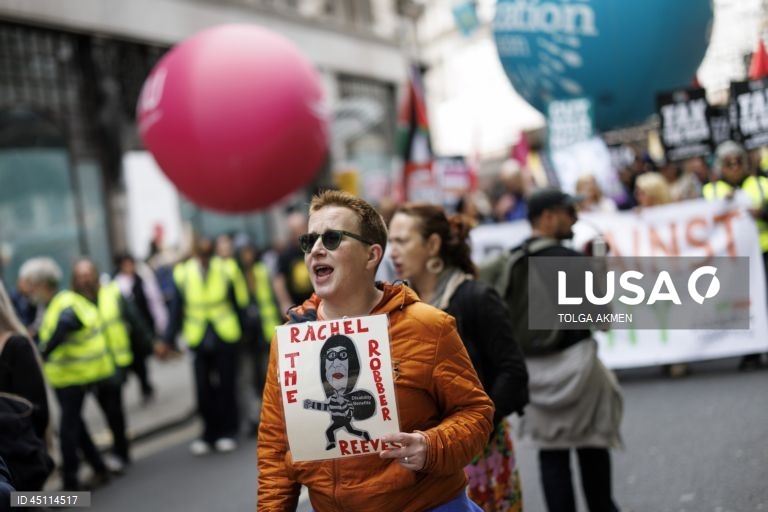 Londres: Marcha anti-austeridade contra cortes nas despesas públicas e reforma da segurança social