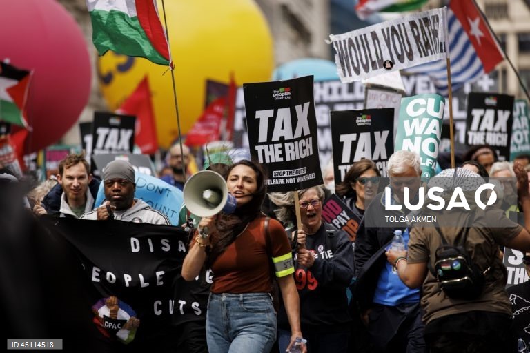 Londres: Marcha anti-austeridade contra cortes nas despesas públicas e reforma da segurança social
