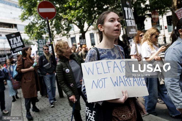 Londres: Marcha anti-austeridade contra cortes nas despesas públicas e reforma da segurança social