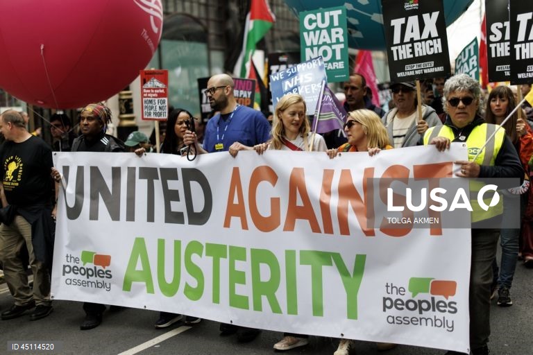Londres: Marcha anti-austeridade contra cortes nas despesas públicas e reforma da segurança social