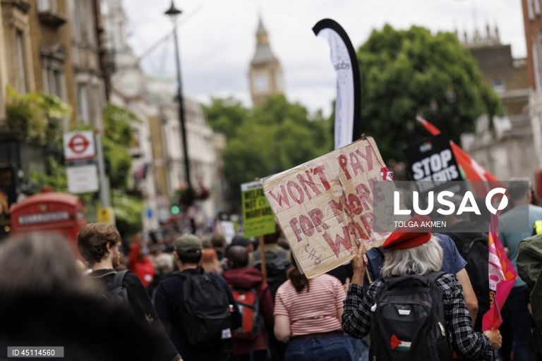 Londres: Marcha anti-austeridade contra cortes nas despesas públicas e reforma da segurança social