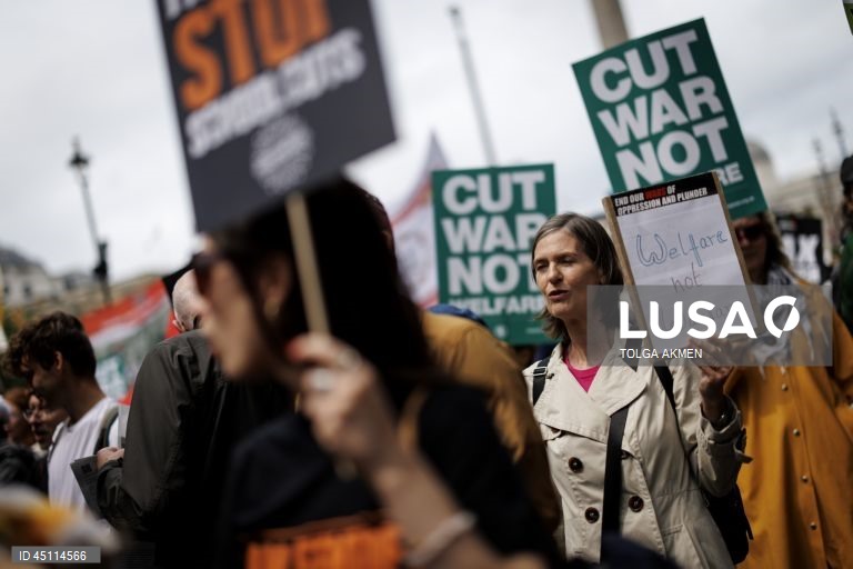 Londres: Marcha anti-austeridade contra cortes nas despesas públicas e reforma da segurança social