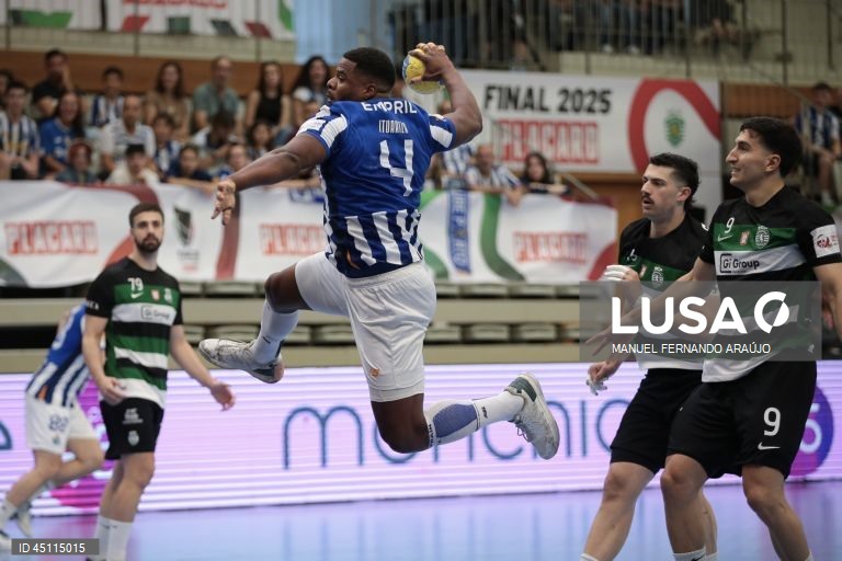 O jogador do FC Porto Iturriza (E) disputa a bola com o jogador do Sporting, Martinez (D) durante o jogo da final da Taça de Portugal de andebol, realizado no Pavilhão Desportivo Municipal, em Santo Tirso, 07 de junho de 2025. MANUEL FERNANDO ARAÚJO/LUSA