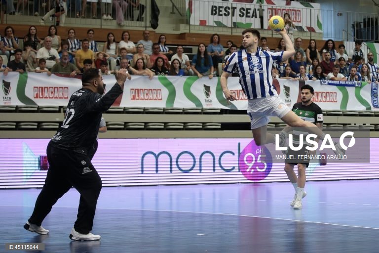 O jogador do FC Porto Zelú (D) disputa a bola com o jogador do Sporting, Ali (E) durante o jogo da final da Taça de Portugal de andebol, realizado no Pavilhão Desportivo Municipal, em Santo Tirso, 07 de junho de 2025. MANUEL FERNANDO ARAÚJO/LUSA