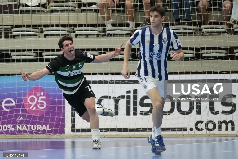 O jogador do Sporting, Branquinho (E) festeja durante o jogo da final da Taça de Portugal de andebol contra o FC Porto, realizado no Pavilhão Desportivo Municipal, em Santo Tirso, 07 de junho de 2025. MANUEL FERNANDO ARAÚJO/LUSA