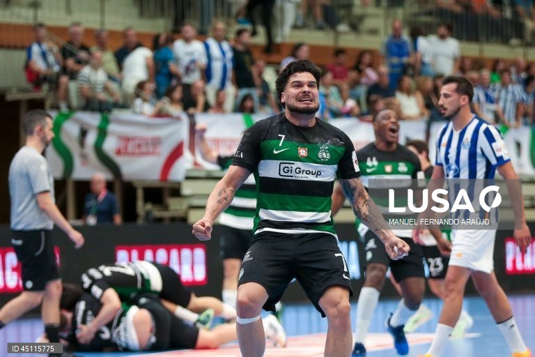 Os jogadores do Sporting festejam a conquista do troféu no final do jogo da final da Taça de Portugal de andebol contra o FC Porto, realizado no Pavilhão Desportivo Municipal, em Santo Tirso, 07 de junho de 2025. O Sporting conquistou hoje a sua 19.ª Taça de Portugal em andebol, ao bater na final o FC Porto por 28-27, em jogo disputado no Pavilhão Municipal de Santo Tirso. MANUEL FERNANDO ARAÚJO/LUSA