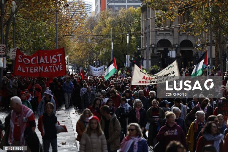 Manifestantes reúnem-se em frente à estação de Flinders Street durante uma manifestação pró-Palestina para Gaza em Melbourne, Austrália.