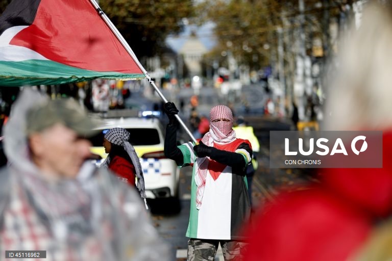 Manifestantes reúnem-se em frente à estação de Flinders Street durante uma manifestação pró-Palestina para Gaza em Melbourne, Austrália.