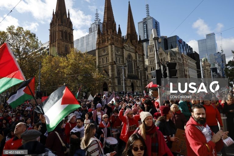 Manifestantes reúnem-se em frente à estação de Flinders Street durante uma manifestação pró-Palestina para Gaza em Melbourne, Austrália.