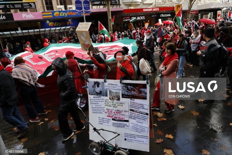 Manifestantes reúnem-se em frente à estação de Flinders Street durante uma manifestação pró-Palestina para Gaza em Melbourne, Austrália.