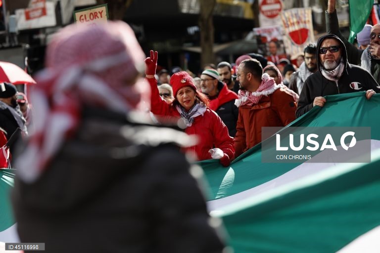 Manifestantes reúnem-se em frente à estação de Flinders Street durante uma manifestação pró-Palestina para Gaza em Melbourne, Austrália.