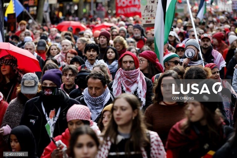 Manifestantes reúnem-se em frente à estação de Flinders Street durante uma manifestação pró-Palestina para Gaza em Melbourne, Austrália.