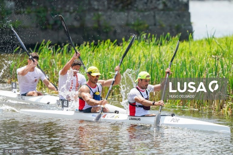 Os canoístas portugueses José Ramalho (D) e Fernando Pimenta (E), disputam a final direta K2 (29,80 km) durante o campeonato Europeu de Maratona, em Ponte de Lima, Portugal, 7 de Junho de 2025. HUGO DELGADO/LUSA 