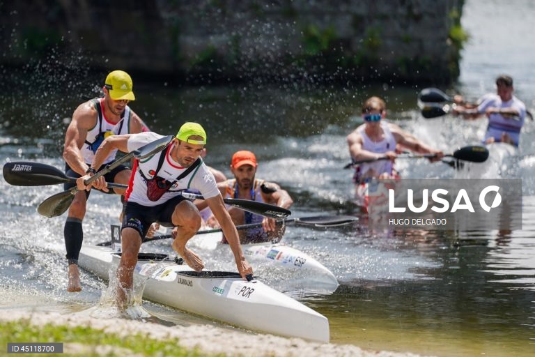 Os canoístas portugueses José Ramalho e Fernando Pimenta, disputam a final direta K2 (29,80 km) durante o campeonato Europeu de Maratona, em Ponte de Lima, Portugal, 7 de Junho de 2025. HUGO DELGADO/LUSA 