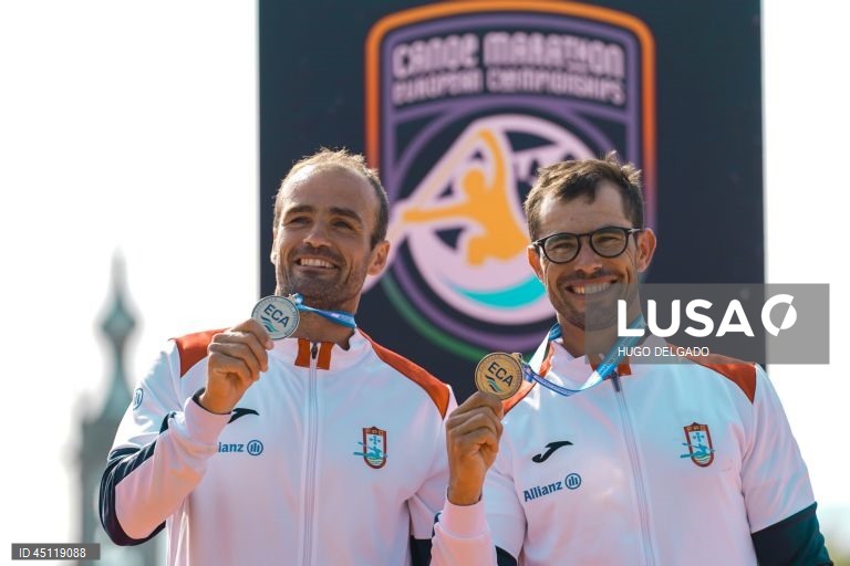 Os canoístas portugueses José Ramalho (E) e Fernando Pimenta (D), festejam no pódio após conquistarem a medalha de ouro na final direta K2 (29,80 km) durante o campeonato Europeu de Maratona, em Ponte de Lima, Portugal, 7 de Junho de 2025. A dupla tricampeã do Mundo de K2, mas que apenas este ano conseguiu estrear-se nos Europeus, impôs-se ao concluir os 29,8 quilómetros com o tempo de 02:01.57 horas, superando os húngaros Adrian Boros e Tamas Erdelyi, por dois segundos, e os espanhóis Miguel...