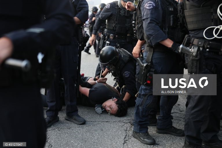 Manifestantes enfrentam a polícia em Los Angeles, Califórnia, EUA. O Presidente dos Estados Unidos, Donald Trump, enviou cerca de 2.000 homens da Guarda Nacional para Los Angeles no dia 8 de junho, apesar de o Estado da Califórnia não ter solicitado qualquer assistência adicional.