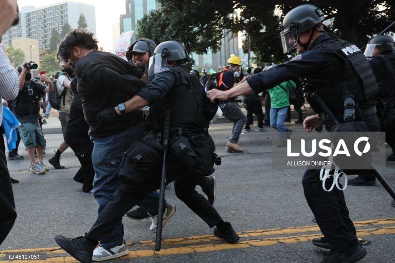 Manifestantes enfrentam a polícia em Los Angeles, Califórnia, EUA. O Presidente dos Estados Unidos, Donald Trump, enviou cerca de 2.000 homens da Guarda Nacional para Los Angeles no dia 8 de junho, apesar de o Estado da Califórnia não ter solicitado qualquer assistência adicional.