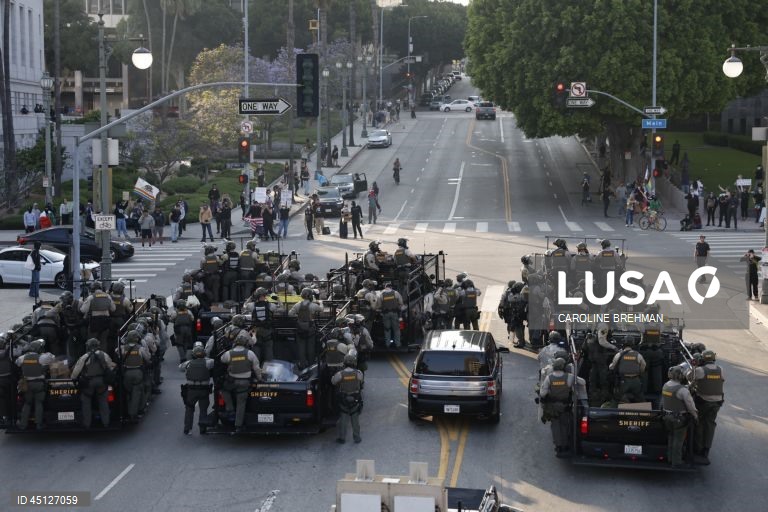 Manifestantes enfrentam a polícia em Los Angeles, Califórnia, EUA. O Presidente dos Estados Unidos, Donald Trump, enviou cerca de 2.000 homens da Guarda Nacional para Los Angeles no dia 8 de junho, apesar de o Estado da Califórnia não ter solicitado qualquer assistência adicional.